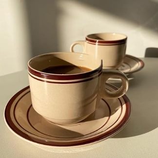 Vajilla de 16 piezas con borde de color.