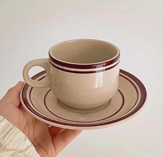 Vajilla de 16 piezas con borde de color.